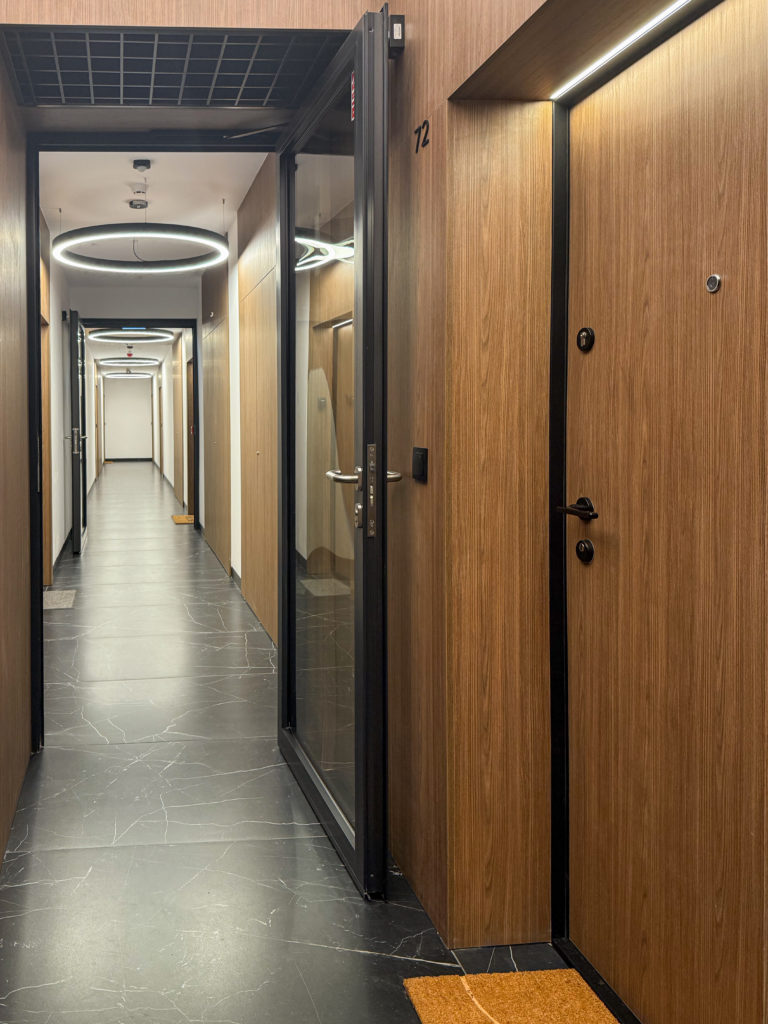 Grzybowska 37 m.72 drzwi